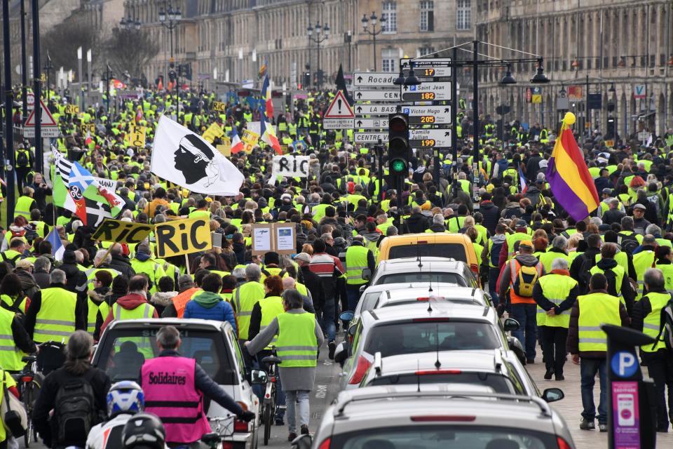 <p>Partout ailleurs en France, la plupart des rassemblements devaient aussi avoir lieu ce samedi. Les gilets jaunes se sont notamment donnés rendez-vous à 13 heures place de la Bourse à Bordeaux, dès 10 heures, place de la République à Strasbourg ou à partir de 12h30 place de la République à Lille. Sur Facebook, plusieurs événements appellent également à se rassembler à Lyon, dès 14 heures place Bellecour, à Marseille, sur le Vieux-Port, ou encore à Toulouse, dans le centre-ville.<br>(Crédit : Getty Images) </p>