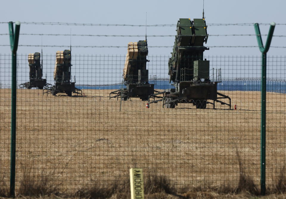 美軍MIM-104愛國者地對空飛彈系統發射器。U.S. Army MIM-104 Patriots, surface-to-air missile (SAM) system launchers, are pictured at Rzeszow-Jasionka Airport, amid Russia's invasion of Ukraine, Poland March 24, 2022. REUTERS/Stringer POLAND OUT