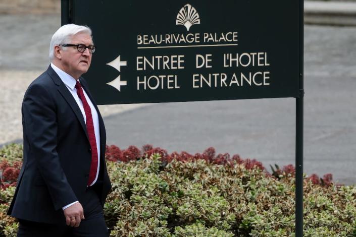 German Foreign Minister Frank-Walter Steinmeier leaves the Beau-Rivage Palace hotel during a break on March 29, 2015 (AFP Photo/Fabrice Coffrini)