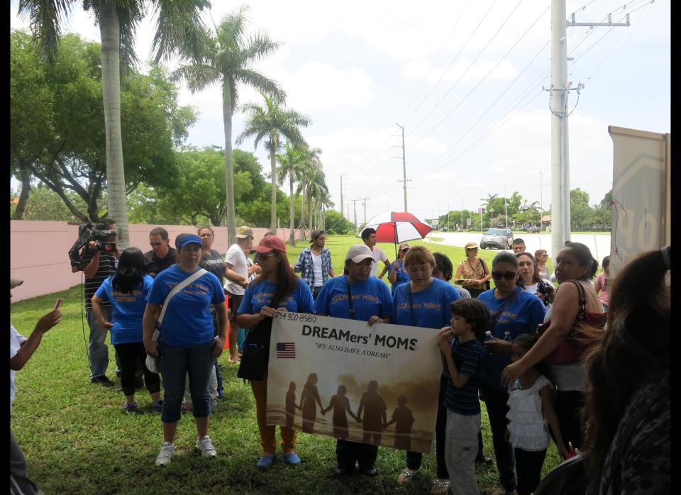  Immigrant families rally at detention center for Father's Day, call on Rubio, Diaz-Balart 