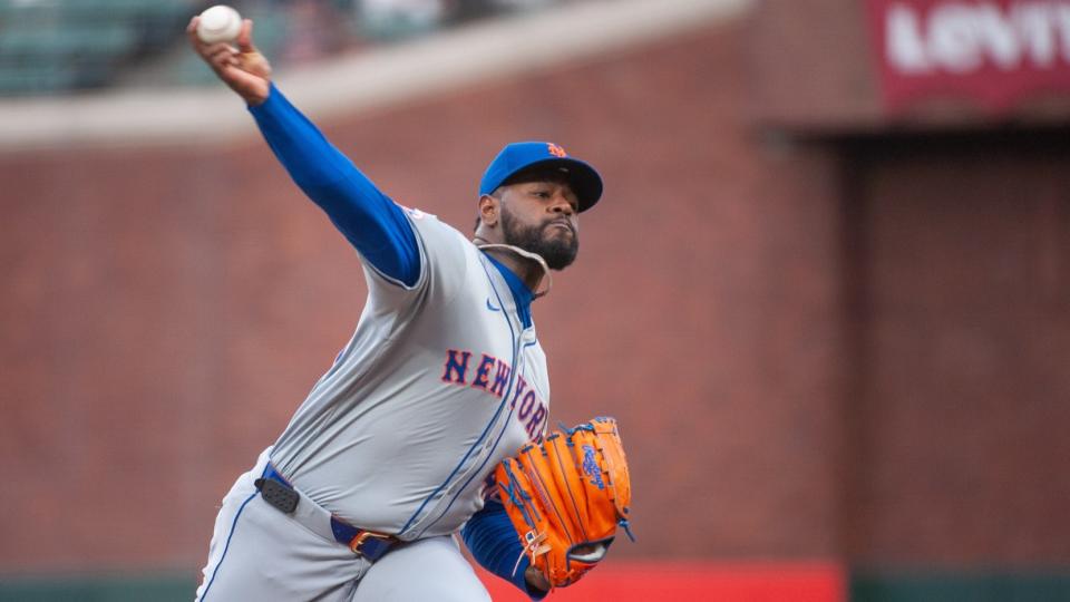 Apr 23, 2024; San Francisco, California, USA; New York Mets pitcher Luis Severino (40) throws a pitch during the first inning at Oracle Park. 