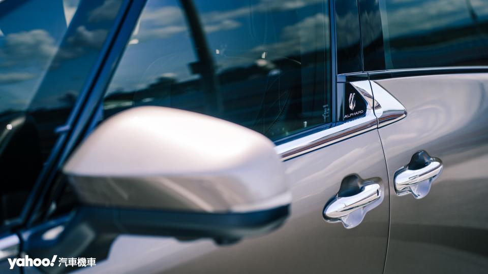 轉折設計更為流暢簡約，全車唯一的Alphard徽飾設於此處。
