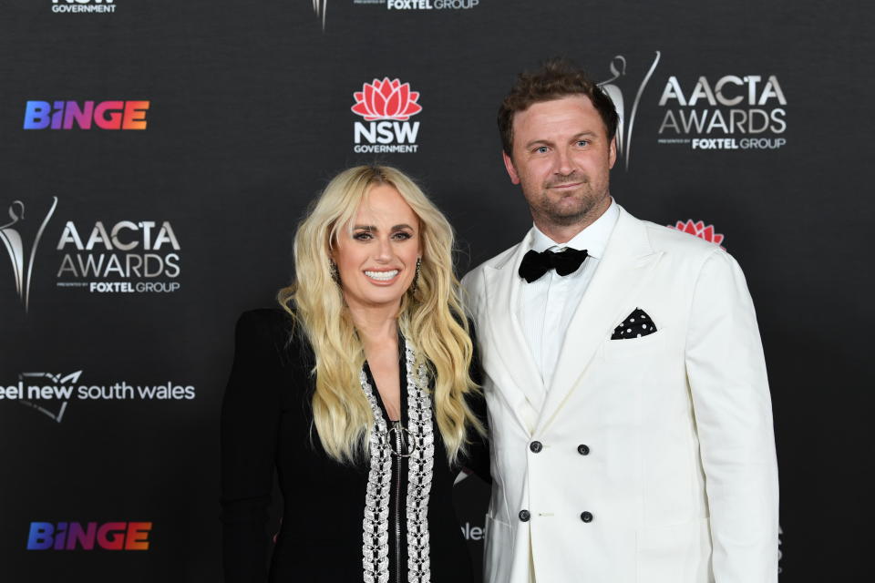 Rebel Wilson poses with Matt Reid on the red carpet. 