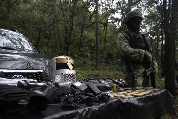 Accesorios y armas encontrados en un campo de entrenamiento de 'Los Caballeros Templarios de Michoacán'. Foto: AP