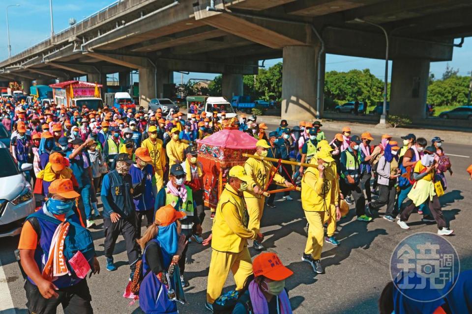 白沙屯廣為人知的媽祖進香盛事20日凌晨啟程，信眾虔誠展開8天7夜的宗教之旅。