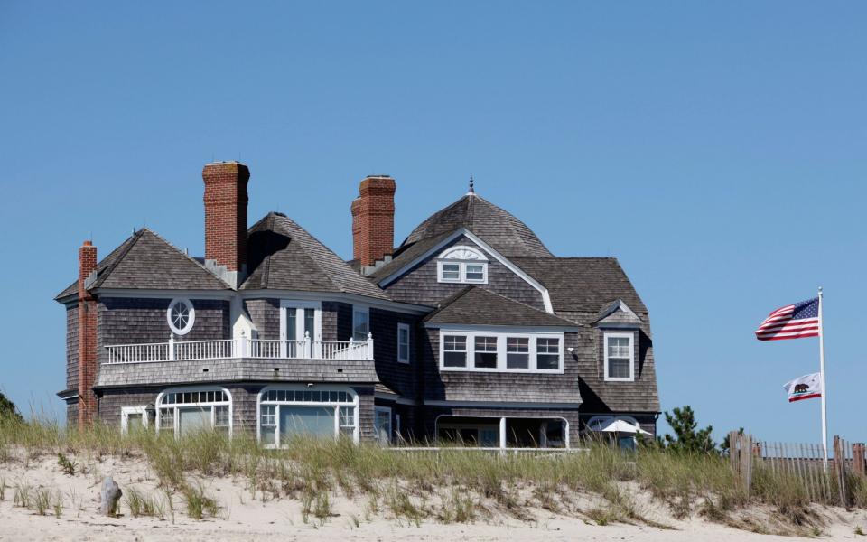 Hamptons residents say helicopters flying overhead are so loud that the walls of their houses shake - Credit: Michael Dwyer / Alamy Stock Photo