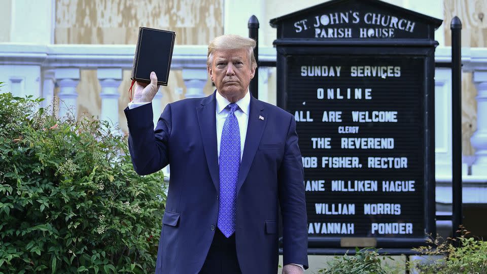 Trump brandit une Bible à l'extérieur de l'église épiscopale St John's à Washington, DC, en juin 2020. - Brendan Smialowski/AFP/Getty Images/FILE