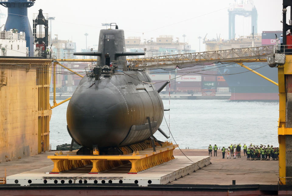 國造潛艦「海鯤號」2月27日由拖船拖入台船乾塢。聯合報資料照片／記者劉學聖攝影