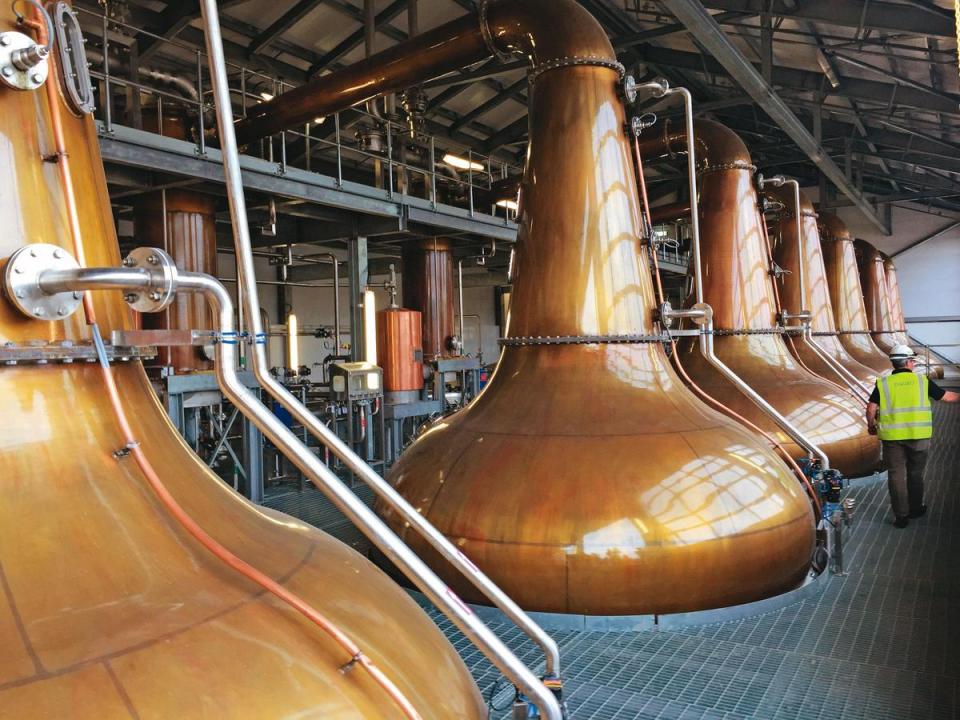 2015年第二度造訪Glen Ord酒廠時，新擴建的蒸餾室有8支蒸餾器，十分壯觀。