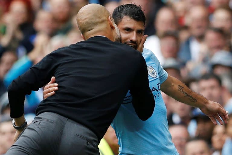 Aplauso y beso: Guardiola felicita a Agüero tras su gran actuación en el City