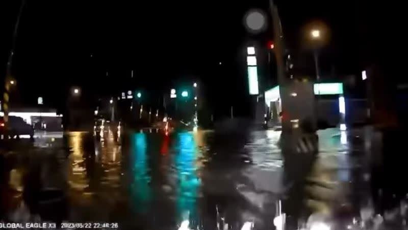 強降雨襲台，桃竹深夜淹水畫面曝光。（圖／翻攝自我是中壢人臉書／翻攝自黃建廷 復興里里長臉書）