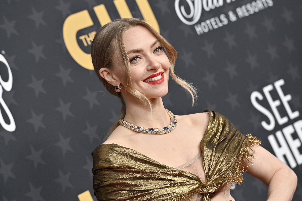 El vestido «seguir rasgando» de Amanda Seyfried en los Critics’ Choice Awards