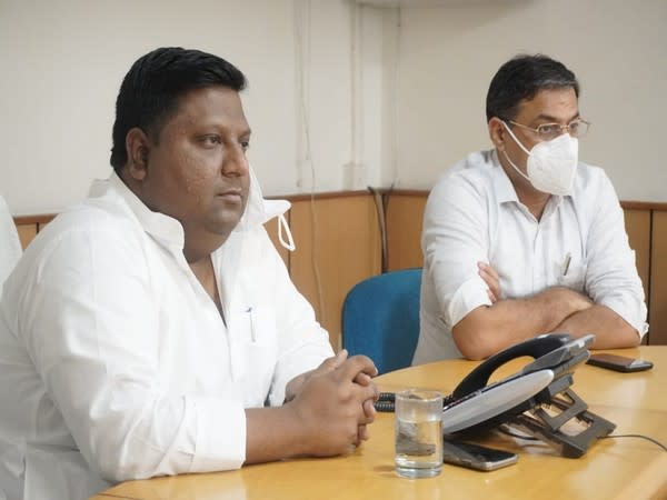 Delhi Food and Supplies Minister Imran Hussain (left) held a review meeting on retail prices of essential commodities in the national capital. [Photo/ANI]