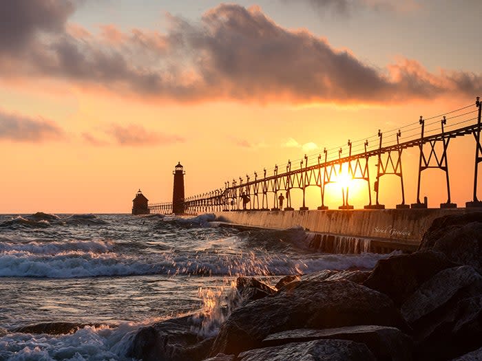 The pier and lighthouse at Grand Haven State Park.