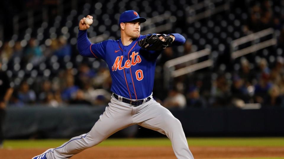 El lanzador de relevo de los Mets de Nueva York, Adam Ottavino (0), lanza un lanzamiento en la quinta entrada del juego contra los Astros de Houston durante el entrenamiento de primavera en The Ballpark of the Palm Beaches.