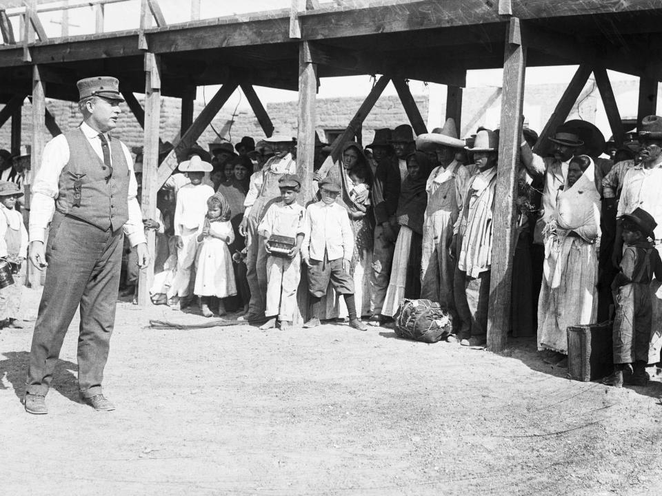 Un funcionario de inmigración estadounidense habla con mexicanos en El Paso, Texas, 1916.