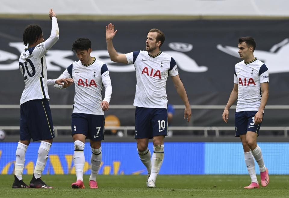 Harry Kane (centro) celebra tras anotar el primer gol de Tottenham en la victoria 2-0 ante Wolverhampton por la Liga Premier inglesa, el domingo 16 de mayo de 2021. (AP Foto/Shaun Botterill, Pool)