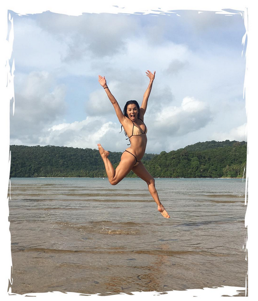 Wow, ganz schön durchtrainiert! Eva Longoria springt gut gelaunt durch ihre Flitterwochen und präsentiert der Welt dabei gleichzeitig ihren heißen Bikini-Body. (Bild: Instagram.com/Eva Longoria)