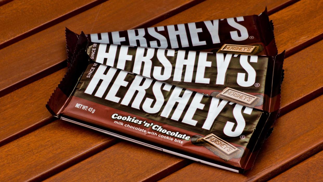 ZAGREB , CROATIA - NOVEMBER 19 , 2014 : American Hershey's chocolate bar cookies 'n' chocolate on the table ,product shot.