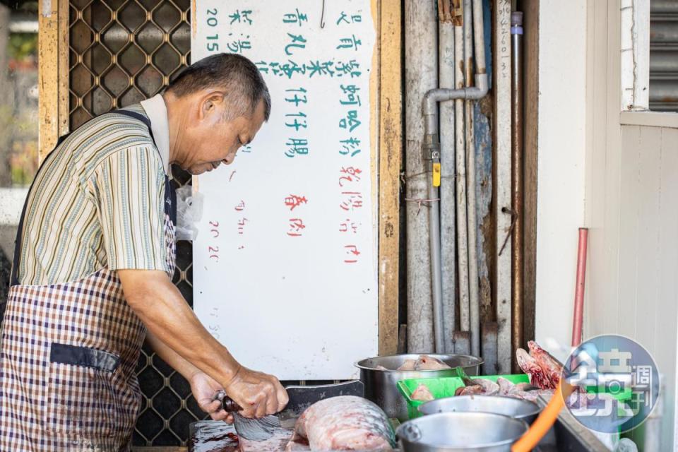 「新民路無名草魚湯」開張20多年，老闆黃安喜在攤旁現殺新鮮草魚。