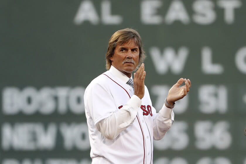 Dennis Eckersley durante las ceremonias previas a un juego entre los Medias Rojas y los Yanquis en Boston el 19 de agosto del 2017. Eckersley, un lanzador que llegó al Salón de la Fama, dijo que dejará de trabajar como comentarista, poniendo fin a una relación de 50 años con las grandes ligas. (AP Photo/Winslow Townson, File)