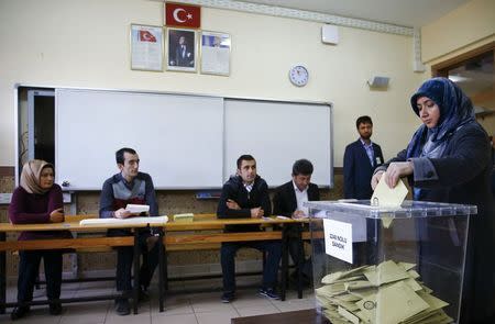 A woman casts her ballot at a polling station during a general election in Konya, Turkey, November 1, 2015. REUTERS/Umit Bektas