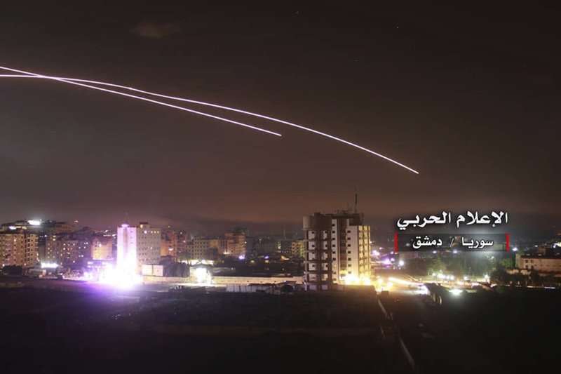 2018年5月10日，以色列發射飛彈，空襲數十個位於敘利亞軍事據點。圖為飛彈飛過大馬士革。（AP）