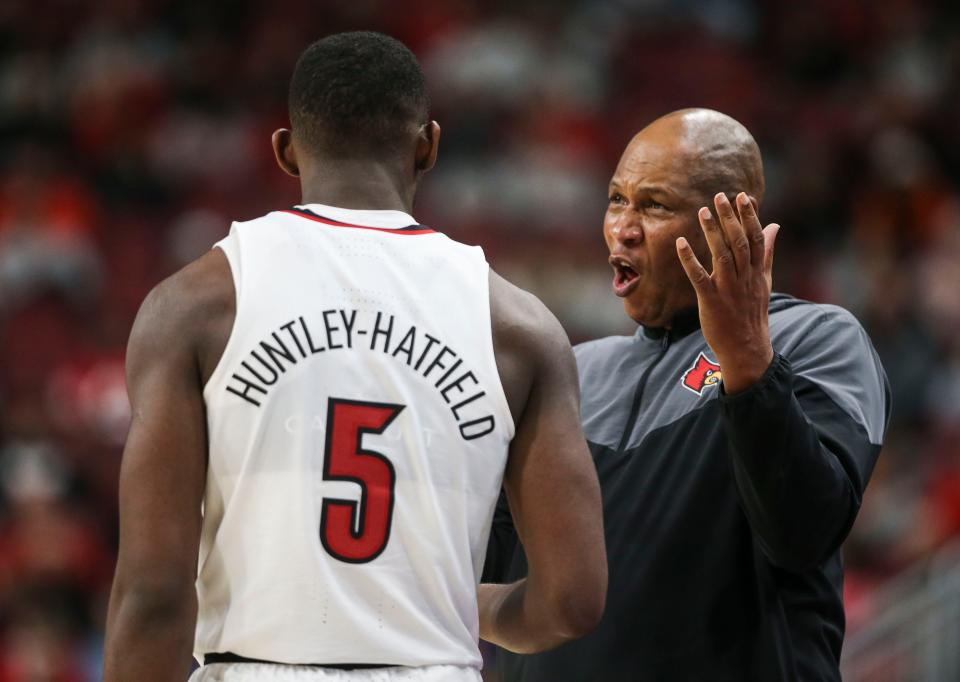 An irate Louisville head coach Kenny Payne talks with Brandon Huntley-Hatfield in the second half. Huntley-Hatfield had eight rebounds with six points. But the Cards lost in the end, 70-69 as Louisville is now 2-13. January 3, 2023