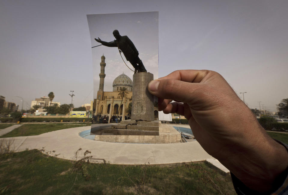 Imagen del 13 de marzo de 2013 de la plaza Firdous donde estaba la estatua de Saddam Hussein, con la foto tomada por Jerome Delay en el mismo lugar, el momento en el que fue derribada por los militares estadounidenses el 9 de abril de 2003. AP Photo/Maya Alleruzzo