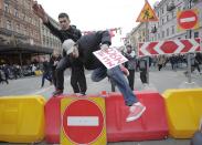 <p>Protesters jump over a barrier during a demonstration against President Vladimir Putin in St .Petersburg, Russia, Saturday, May 5, 2018. (Photo: Dmitri Lovetsky/AP) </p>