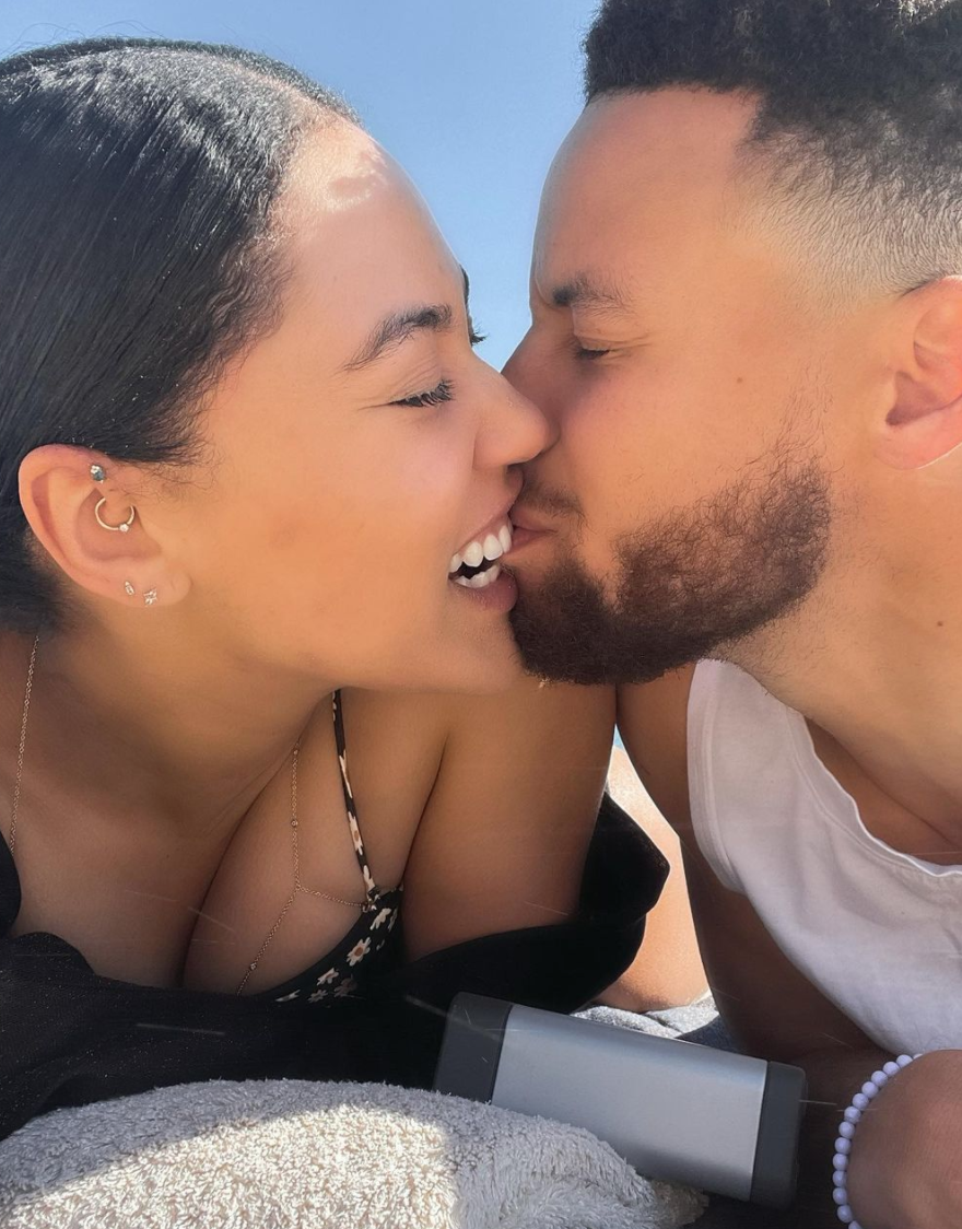 Stephen showed how madly in love he is with Ayesha in this kissing selfie.