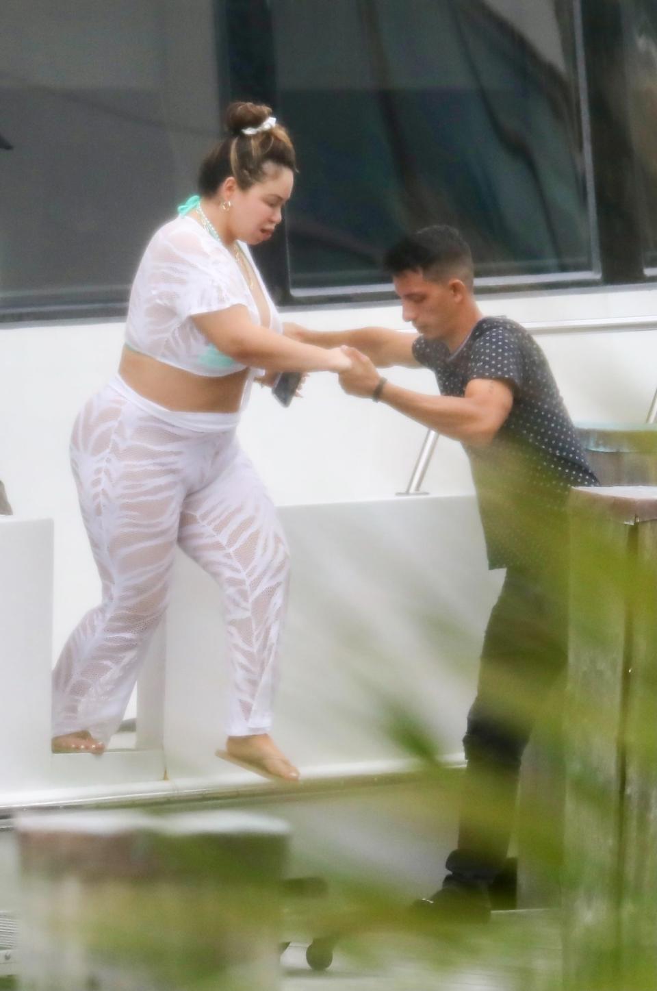 <p><strong>Chiquis</strong> presumió sus curvas en conjunto de encaje blanco. La hija de la cantante<strong> Jenni Rivera</strong> disfrutó de un paseo en yate con sus amigas en Miami.</p>