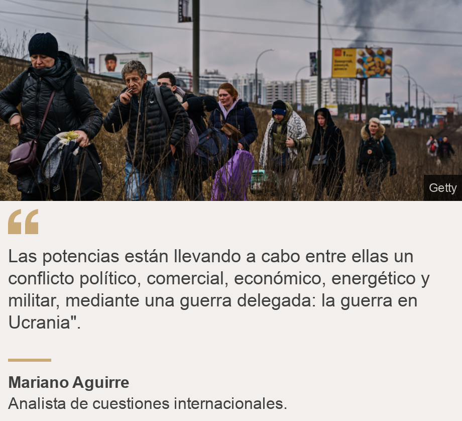 "Las potencias están llevando a cabo entre ellas un conflicto político, comercial, económico, energético y militar, mediante una guerra delegada: la guerra en Ucrania".", Source: Mariano Aguirre, Source description: Analista de cuestiones internacionales., Image: Ucranianos escapando la guerra. 