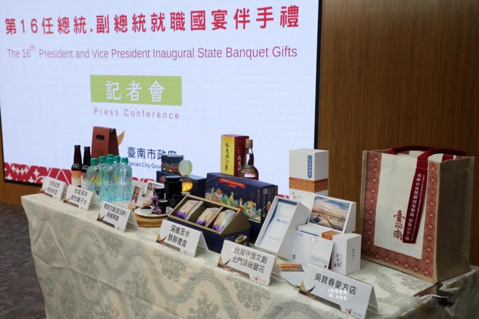 台南市長黃偉哲今偕同府內與民間一起開箱為520國宴準備的伴手禮。台南市府提供