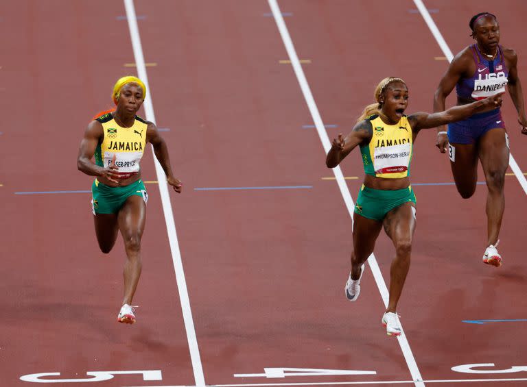 Elaine Thompson-Herah del equipo Jamaica celebra despues de ganar la medalla de oro en la final femenina de 100 metros