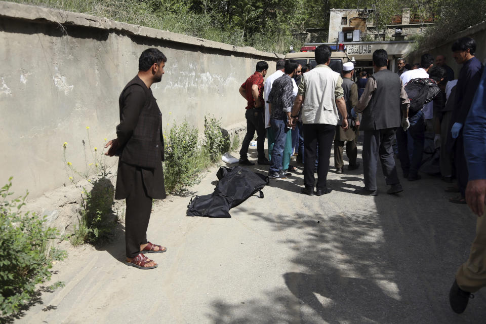 <p>The dead body of a journalist lies on the ground after explosions in Kabul, Afghanistan, April 30, 2018. (Photo: Rahmat Gul/AP) </p>