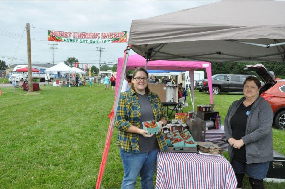 Ali Dziedzinski (left) and Melody Lasana from Hundred Acre Farms sell strawberries and other fresh produce last year at the Smyrna Farmers Market on Glenwood Avenue next to Glenwood Cemetery, across from American Legion Post 14.