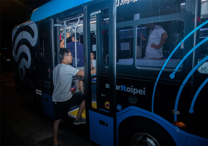 夜間自駕公車6月29日凌晨開放各界試乘。池孟諭攝