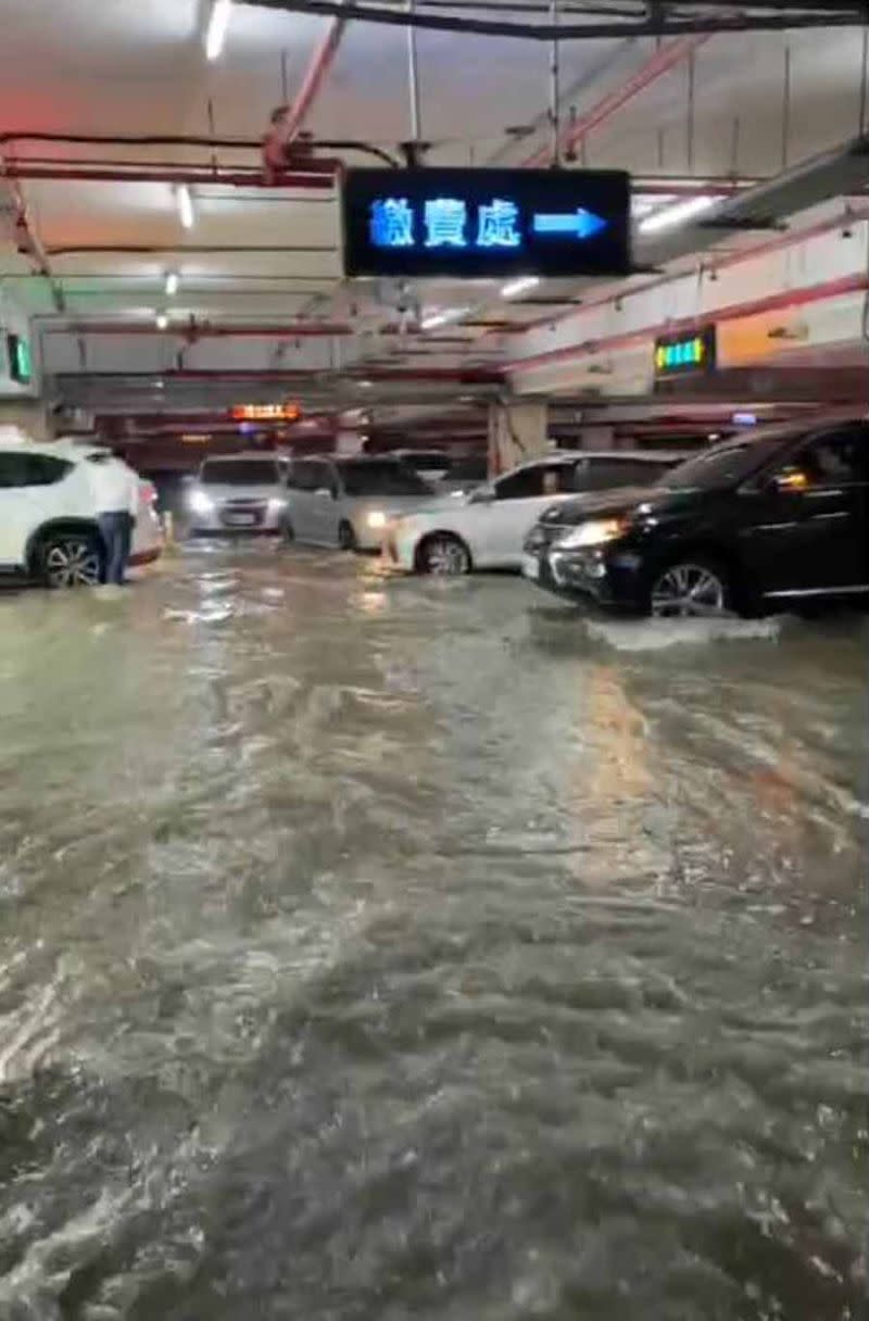 ▲路面積水衝進宜蘭大學地下停車場。（圖／記者李清貴翻攝,2020.08.27)