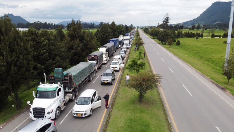 Foto de archivo. Vehículos permanecen represados en una carretera durante una protesta contra el Gobierno del presidente Iván Duque en Zipaquirá