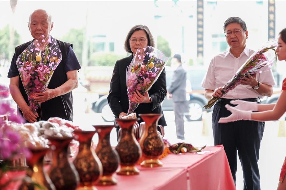 新埔褒忠亭義民廟30日舉辦春祭大典，邀請總統蔡英文（中）主祭，義民廟董事長林光華（左）和縣長楊文科（右）等人陪祭，向義民爺進行三獻禮。（羅浚濱攝）