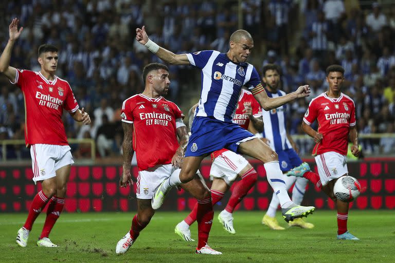 Otamendi, capitán de Benfica, detrás de Pepe, expulsado cerca del final del partido