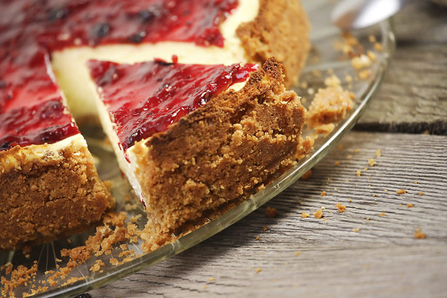 Raw raspberry cheesecake