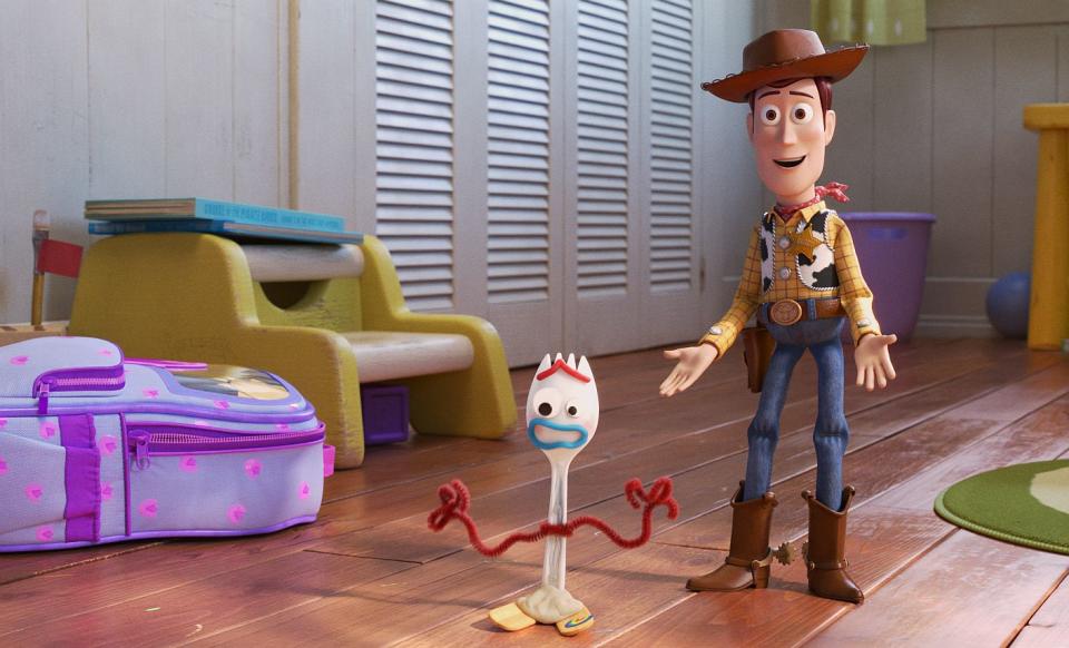 Woody erlebt mit "Toy Story: Alles hört auf kein Kommando" bereits sein viertes Kinoabenteuer. Diesmal muss er die Gabel Forky retten. (©2019 Dinsey/Pixar)