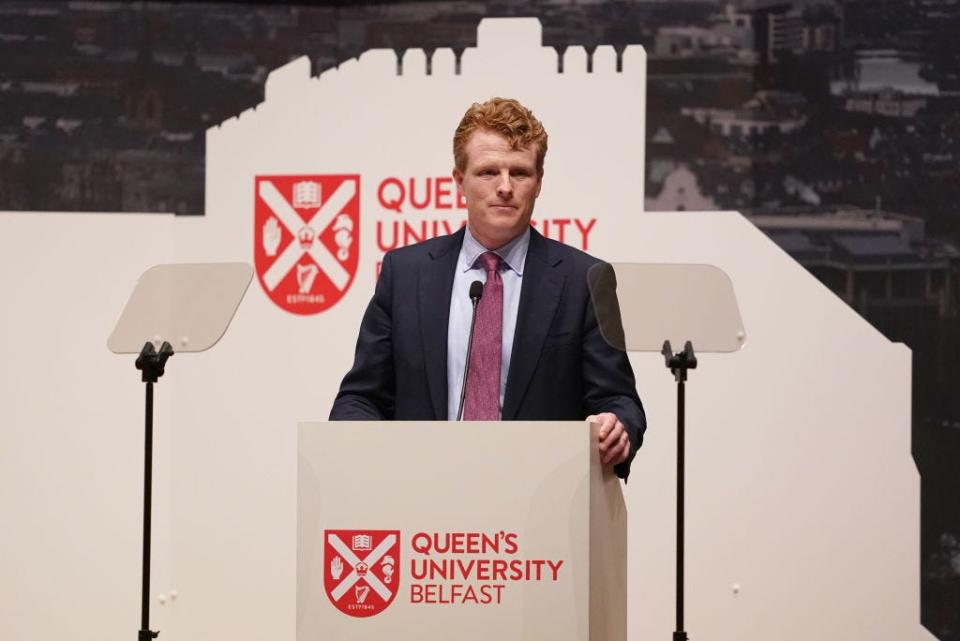 Joe Kennedy III spreekt tijdens een bezoek aan Noord-Ierland