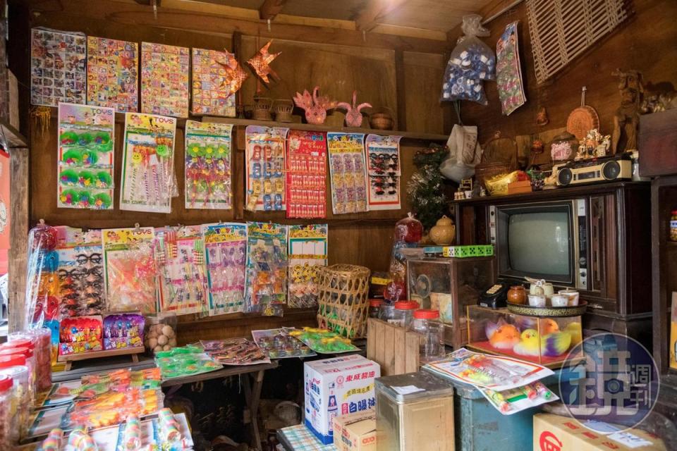 雜貨鋪擺滿懷舊糖果、玩具，還有老闆的舊物收藏。