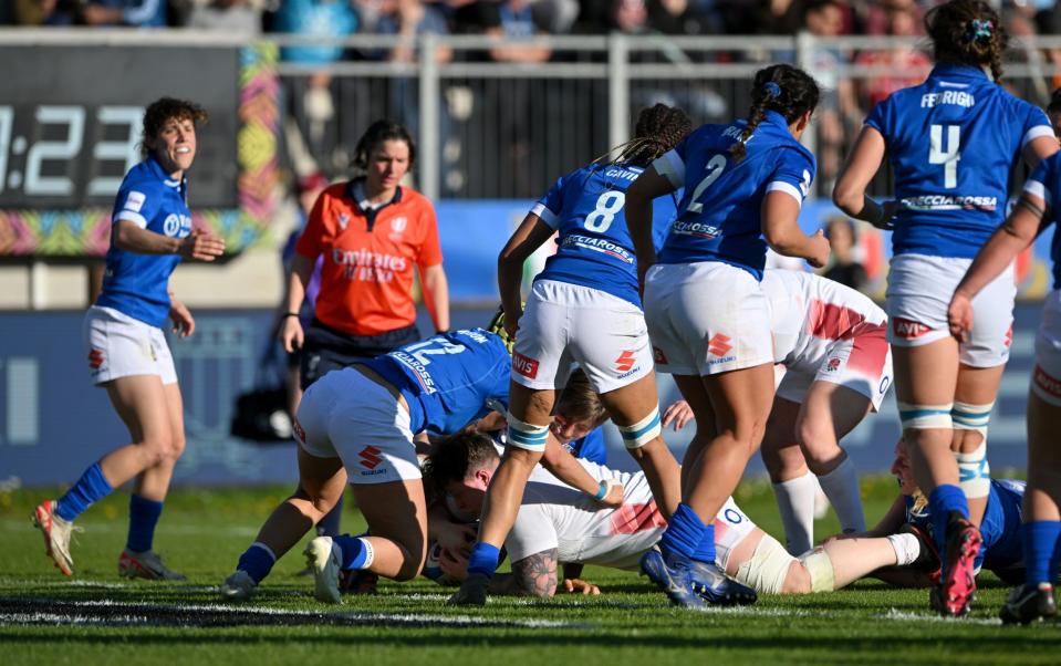 Hannah Botterman of England scores her team's first try d