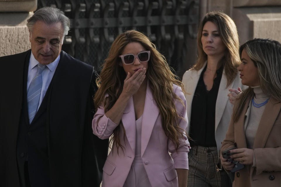 La artista colombiana Shakira, centro, llega a una corte en Barcelona, España, el lunes 20 de noviembre de 2023. Shakira alcanzó un acuerdo de último momento para evitar el riesgo de ir a prisión en el primer día de su juicio por fraude fiscal en Barcelona. (Foto AP/Emilio Morenatti)