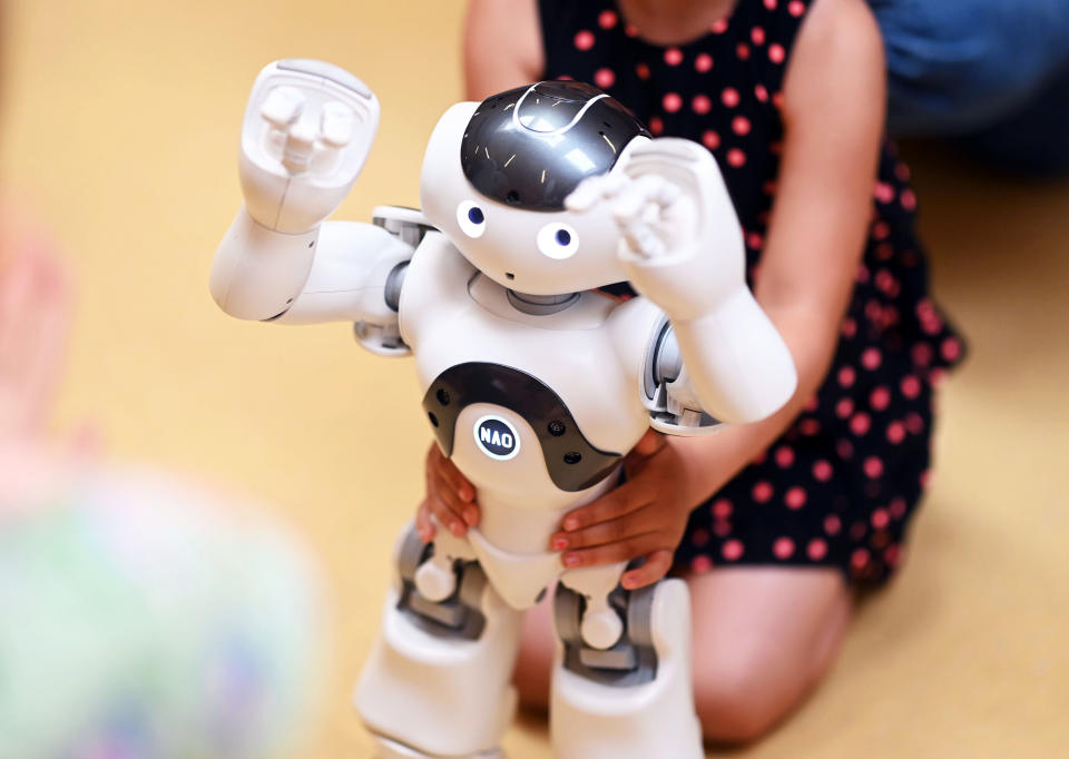 In einer inklusiven Kita in Karlsruhe im Einsatz: Roboter Nao. Jetzt helfen auch schwerkranken Kinder in Bremen Roboter, um Teilhabe am Schulunterricht zu ermöglichen. (Bild: Getty Images)