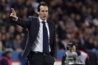 <p>Unai Emery délivre ses conseils tactiques en deuxième période. À l’heure de jeu, le coach n’a pas encore effectué de changements. </p>